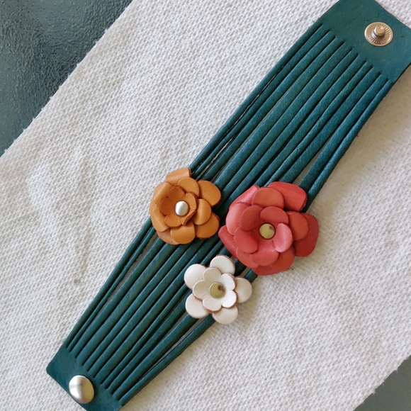 NWOT leather floral cuff bracelet - Picture 4 of 9